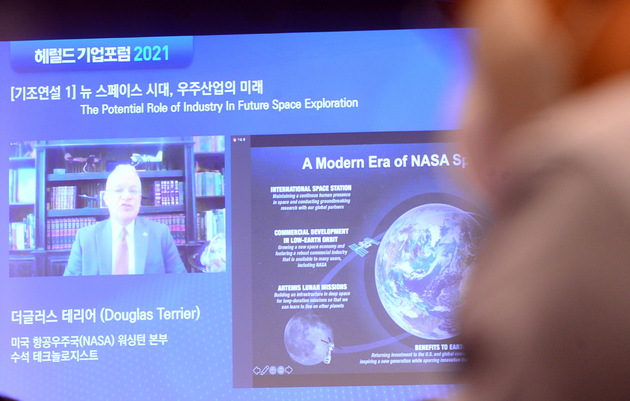 더글러스 테리어 미국 항공우주국(NASA)워싱턴 본부 수석 테크놀로지스트가 8일 서울시 중구 대한상공회의소 국제회의장에서 열린 헤럴드기업포럼에서'뉴 스페이스 시대, 우주산업의 미래'의 주제로 기조연설을 하고 있다. 이번 기조연설은 화상으로 진행됐다. 이상섭 기자.