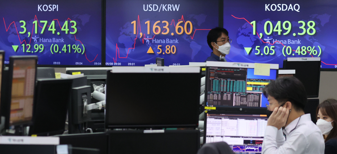 8일 코스피 지수는 8.68포인트(0.27%) 내린 3178.74에 출발해 약세 흐름을 이어가고 있다. 이날 오전 서울 중구 하나은행 본점 딜링룸에서 직원들이 분주히 움직이고 있다. [연합]