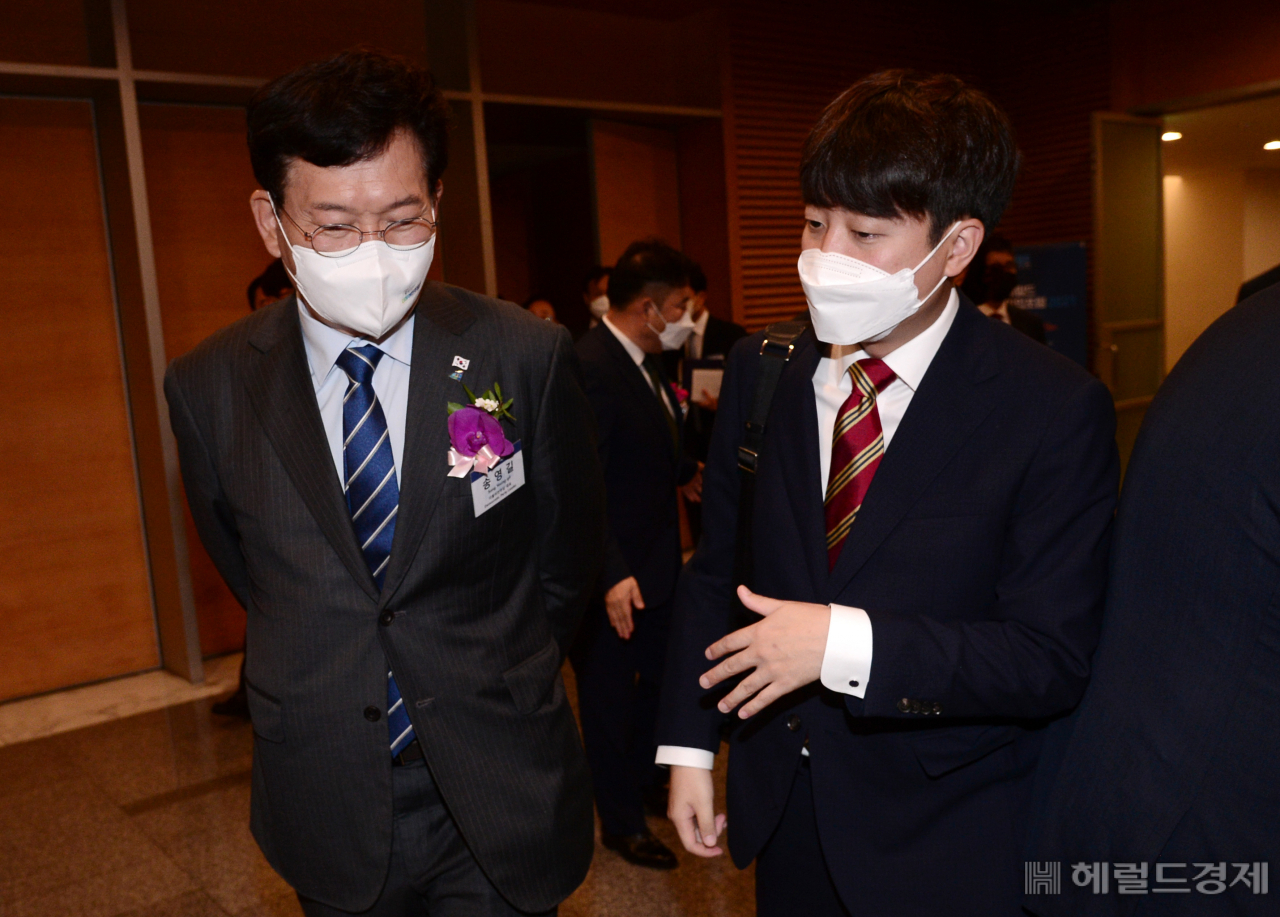 송영길(왼쪽) 더불어민주당 대표와 이준석 국민의힘 대표가 8일 오전 서울 중구 대한상공회의소 국제회의장에서 열린 ‘헤럴기업포럼 2021’에 참석해 대화를 나누고 있다. [사진=박해묵 기자]