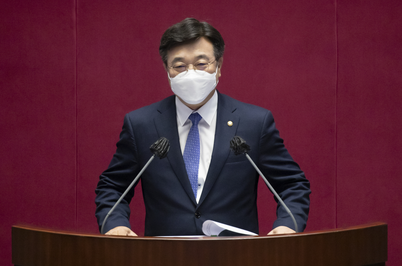 윤호중 더불어민주당 원내대표가 8일 서울 여의도 국회에서 열린 본회의에서 교섭단체 대표연설을 하고 있다. 이상섭 기자