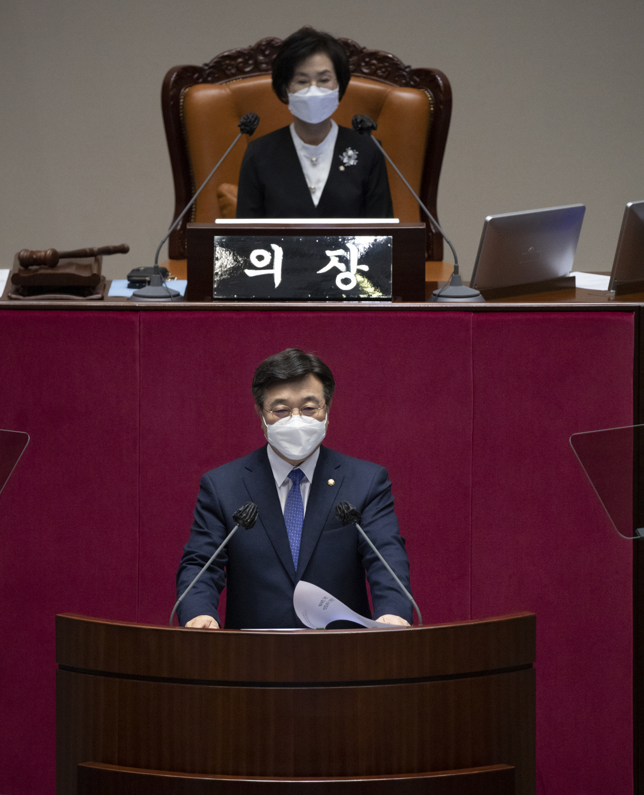 윤호중 더불어민주당 원내대표가 8일 서울 여의도 국회에서 열린 본회의에서 교섭단체 대표연설을 하고 있다. 이상섭 기자/