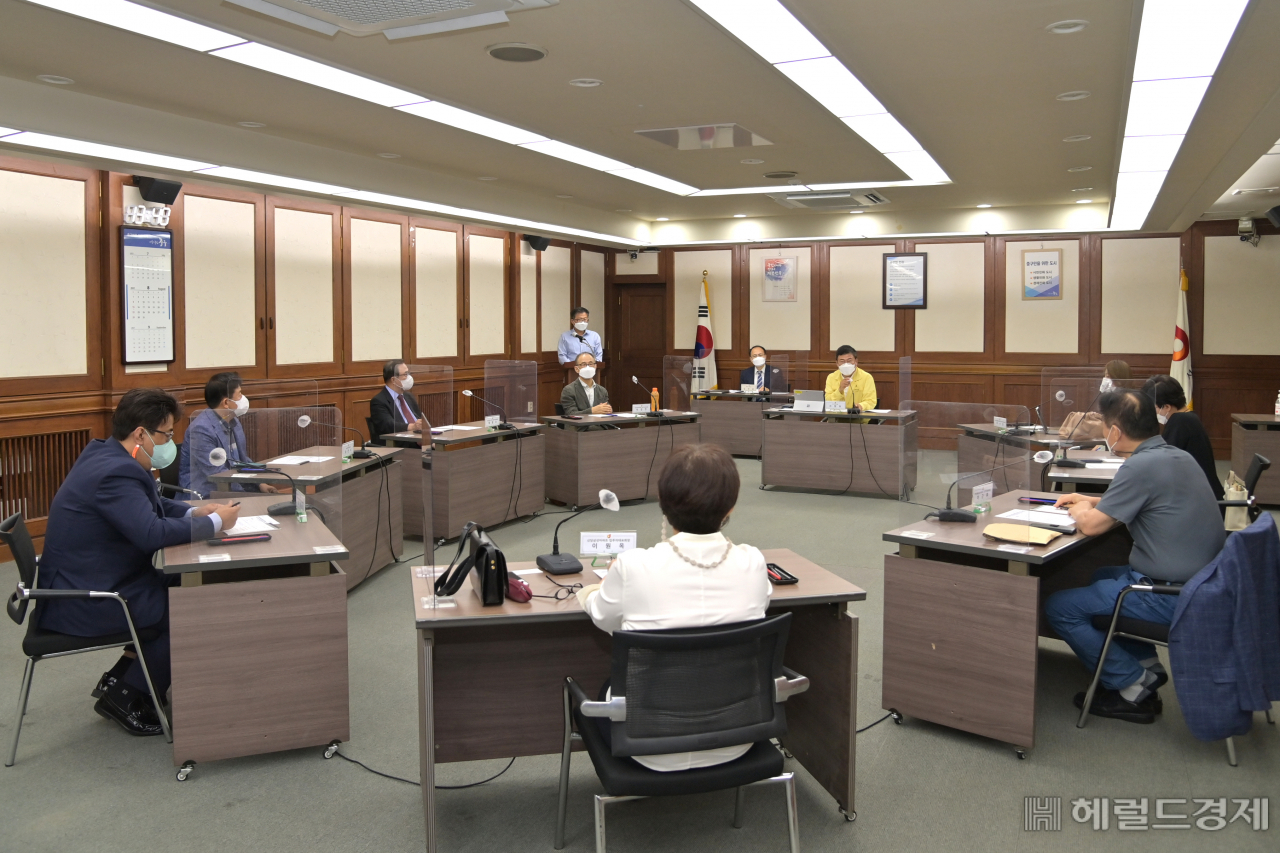 서양호 중구청장이 약수동, 신당5동 권역 공동주택 대표들과 공동주택 발전방향을 모색하기 위한 회의를 하고 있다.