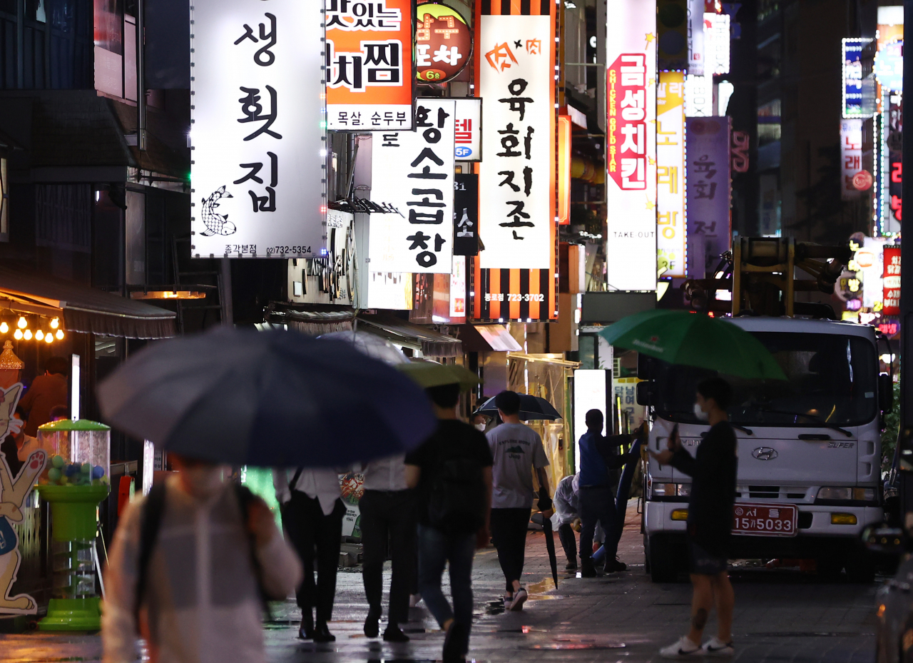 지난 6일 오후 9시가 넘은 시각 종로 먹자골목을 찾은 시민들이 불 밝힌 간판 아래 거리를 걷고 있다. [연합]