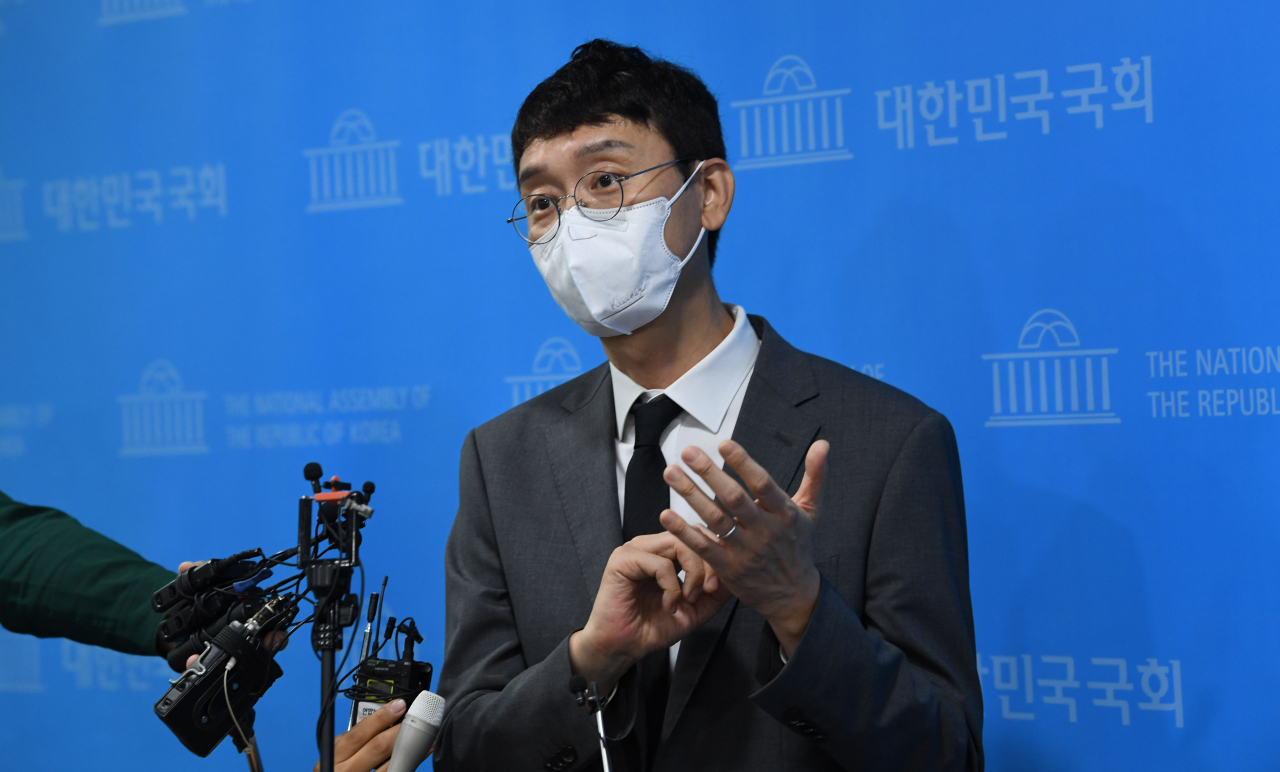 [헤럴드경제=이상섭 기자] 국민의힘 김웅 의원이 8일 서울 여의도 국회 소통관에서 지난해 총선 당시 윤석열 검찰총장의 측근 검사로부터 여권 인사에 대한 고발장을 넘겨받았다는 이른바 '고발사주' 의혹과 관련해 기자회견을 한 뒤 취재진 질문에 답하고 있다.