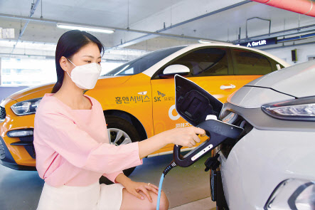 SK브로드밴드 자회사 홈앤서비스 관계자가 전기차를 충전하고 있다. [SK브로드밴드 제공]