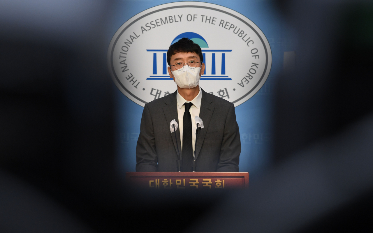 김웅 국민의힘 의원이 8일 서울 여의도 국회 소통관에서 지난해 총선 당시 윤석열 검찰총장의 측근 검사로부터 여권 인사에 대한 고발장을 넘겨받았다는 이른바 '고발사주' 의혹과 관련해 기자회견을 하고 있다. [헤럴드경제=이상섭 기자]