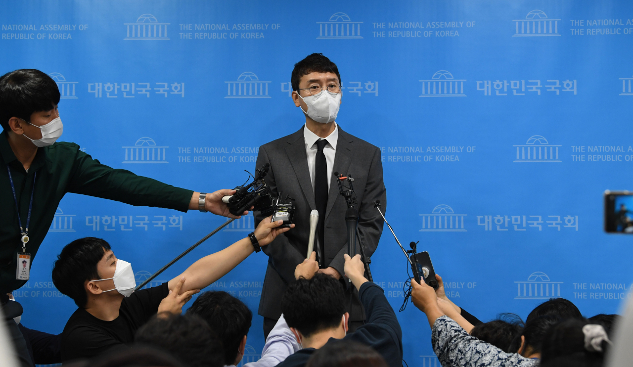 김웅 국민의힘 의원이 8일 서울 여의도 국회 소통관에서 지난해 총선 당시 윤석열 검찰총장의 측근 검사로부터 여권 인사에 대한 고발장을 넘겨받았다는 이른바 '고발사주' 의혹과 관련해 기자회견을 한 뒤 취재진 질문에 답하고 있다. [헤럴드경제=이상섭 기자]