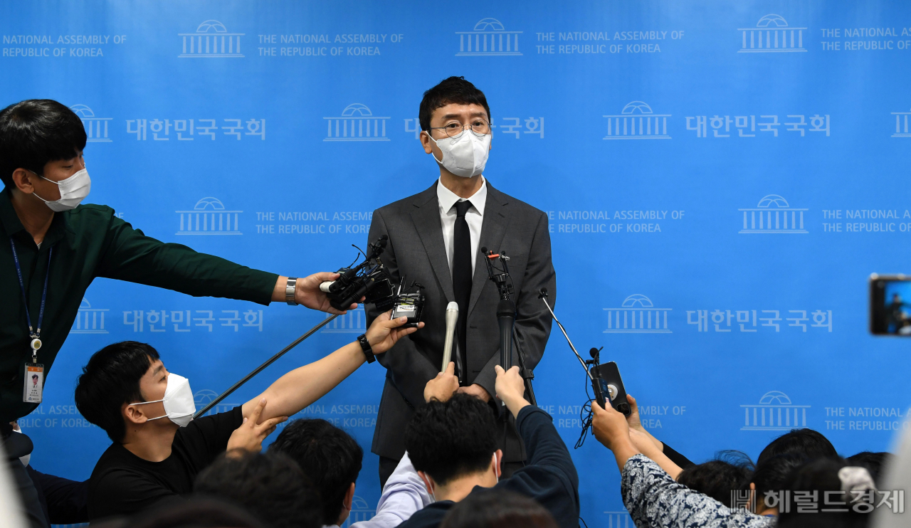 [헤럴드경제=이상섭 기자] 국민의힘 김웅 의원이 8일 서울 여의도 국회에서 지난해 총선 당시 윤석열 검찰총장의 측근 검사로부터 여권 인사에 대한 고발장을 넘겨받았다는 이른바 '고발사주' 의혹과 관련해 기자회견을 가진뒤 기자들의 질문에 답변하고 있다.