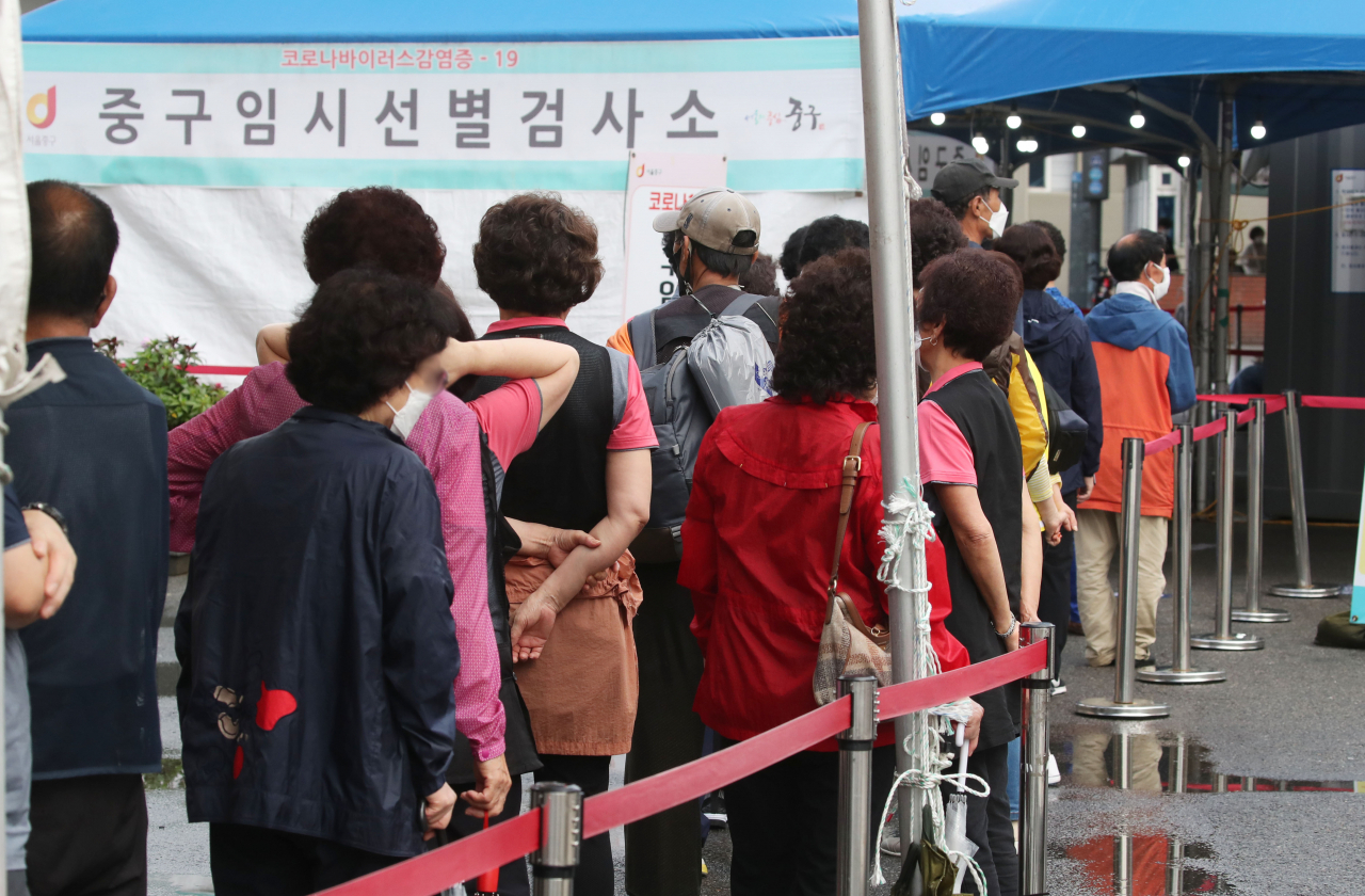 8일 오전 서울역 중구임시선별검사소를 찾은 시민들이 코로나19 진단 검사를 받기 위해 대기하고 있다. [연합]