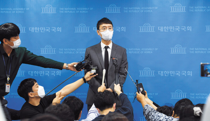 김웅 국민의힘 의원이 8일 국회에서 ‘윤석열 전 검찰총장 고발사주’ 의혹과 관련해 기자회견을 한 뒤 취재진 질문에 답하고 있다. [연합]