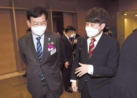 8일 오전 서울 중구 대한상공회의소 국제회의장에서 열린 ‘헤럴드 기업포럼 2021’에서 송영길 더불어민주당 대표와 이준석 국민의힘 대표가 대화를 나누고 있다. 박해묵 기자