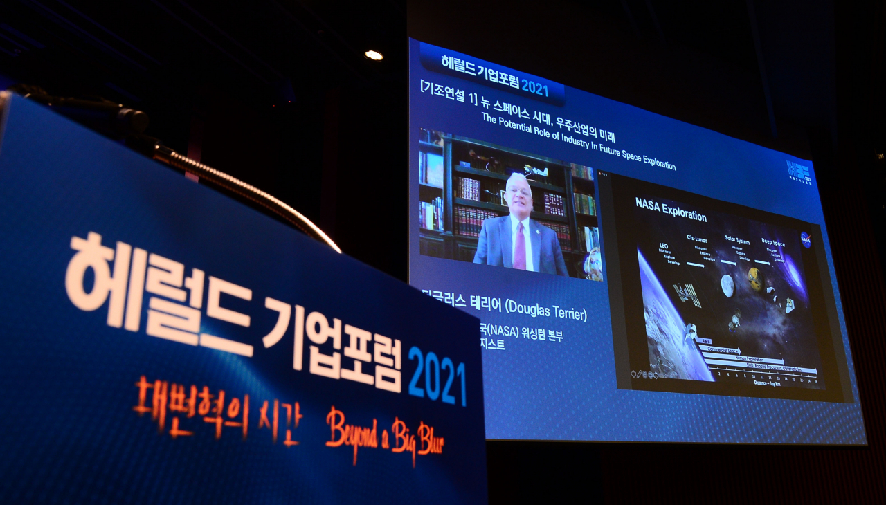 8일 서울시 중구 대한상공회의소 국제회의장에서 열린 '헤럴드 기업포럼 2021'에서 더글러스 테리어 미국 항공우주국(NASA)워싱턴 본부 수석 테크놀로지스트가 기조연설을 하고 있다. [이상섭 기자]