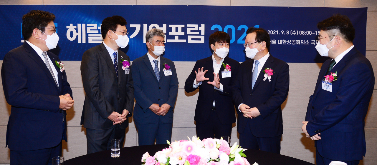 8일 오전 서울 중구 대한상공회의소 국제회의장에서 열린 '헤럴드 기업포럼 2021'에서 최진영 코리아헤럴드 대표이사 사장(왼쪽부터), 송영길 더불어민주당 대표, 정원주 헤럴드 회장, 이준석 국민의힘 대표, 김부겸 국무총리, 전창협 헤럴드 대표이사 사장이 환담을 나누고 있다. [박해묵 기자]