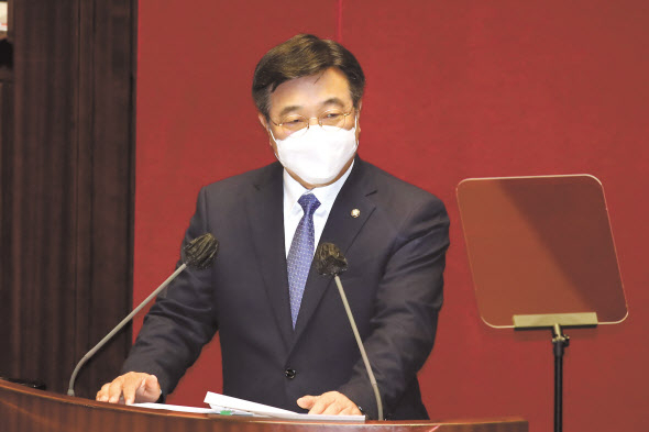 윤호중 더불어민주당 원내대표가 8일 국회에서 열린 본회의에서 교섭단체 대표연설을 하고 있다. [연합]