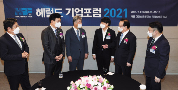 헤럴기업포럼2021이 8일 오전 서울 중구 대한상공회의소 국제회의장에서 열린 가운데 주요참석자들이 환담을 나누고 있다. 최진영 코리아헤럴드 대표이사 사장(왼쪽부터), 송영길 더불어민주당 대표, 정원주 헤럴드 회장, 이준석 국민의힘 대표, 김부겸 국무총리, 전창협 헤럴드 대표이사 사장. 박해묵 기자