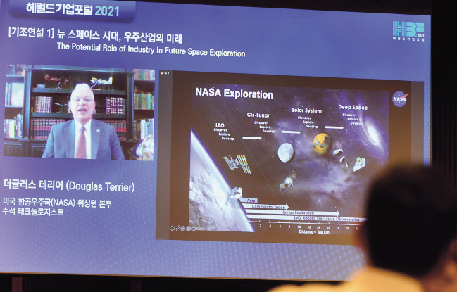 8일 서울시 중구 대한상공회의소 국제회의장에서 열린 헤럴드기업포럼2021에서 더글라스 테리어 미국 항공우주국(NASA)워싱턴 본부 수석 테크놀로지스트가 ‘뉴 스페이스 시대, 우주산업의 미래’라는 주제로 기조연설을 하고 있다. 이번 기조연설은 화상으로 진행됐다. 이상섭 기자