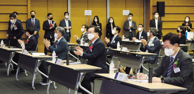 헤럴기업포럼2021이 8일 오전 서울 중구 대한상공회의소 국제회의장에서 열린 가운데 참석자들이 강연을 경청하고 있다. 박해묵 기자