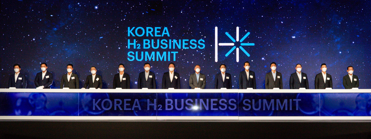 8일 경기도 고양 킨텍스에서 '2021수소모빌리티+쇼' 개막에 앞서 열린 'H2 비즈니스 서밋'에 참석한 주요기업 총수들이 사진촬영을 하고 있다. (왼쪽부터) 허정석 일진홀딩스 부회장, 최윤범 고려아연 부사장, 이규호 코오롱그룹 부사장, 박정원 두산그룹 회장, 허세홍 GS그룹 사장, 신동빈 롯데그룹 회장, 최태원 SK그룹 회장, 정의선 현대차그룹 회장, 최정우 포스코그룹 회장, 김동관 한화그룹 사장, 정기선 현대중공업지주 부사장, 조현상 효성그룹 부회장, 구동휘 E1 대표, 김상범 이수그룹 회장. [연합뉴스]