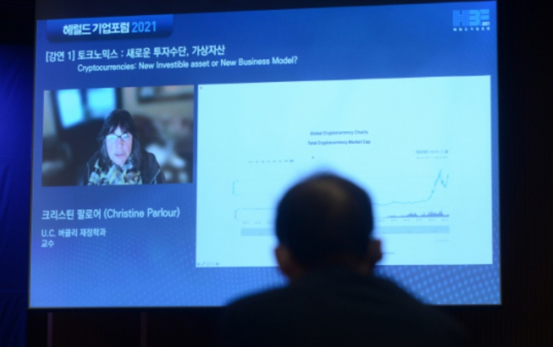 8일 서울시 중구 대한상공회의소 국제회의장에서 열린 '헤럴드 기업포럼 2021'에서 크리스틴 팔로어 U.C. 버클리 재정학과 교수가 온라인으로 강연하고 있다.[박해묵 기자]