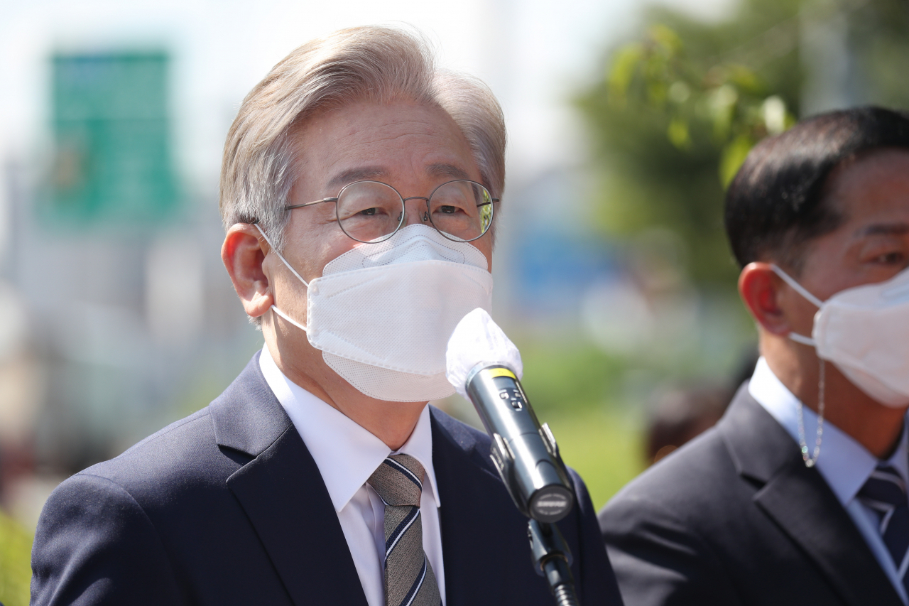 이재명 더불어민주당 대선 경선후보가 지난 3일 경기도 김포시 걸포동 일산대교 요금소에서 열린 일산대교 무료화를 위한 공익처분 추진 브리핑에서 질문에 답하고 있다. [연합]
