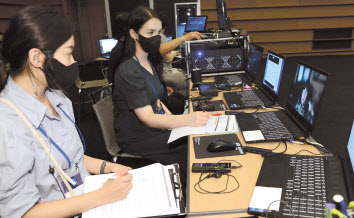 8일 대한상의 국제회의장에서 열린 ‘헤럴드 기업포럼 2021’에서 연사들의 강연 내용을 유튜브로 생중계 하고 있는 모습. 박해묵 기자