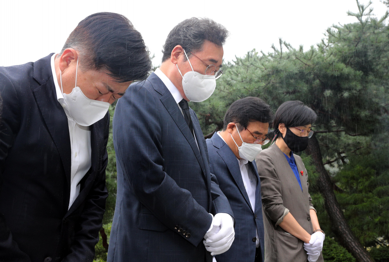 더불어민주당 이낙연 대선 경선 후보(왼쪽에서 두번째)가 지난 7일 오후 서울 동작구 동작동 국립서울현충원 고 김대중 전 대통령 묘역을 참배하고 있다. [연합]