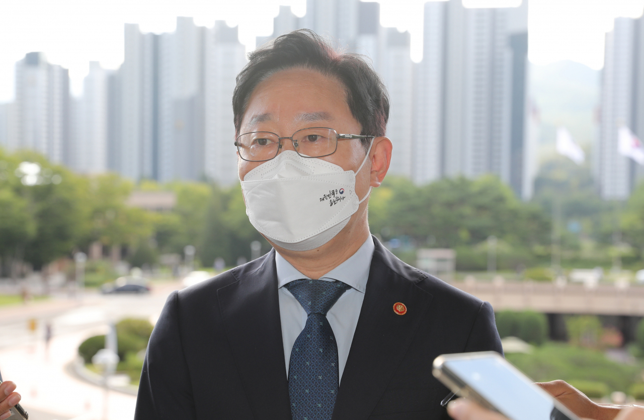 박범계 법무부 장관이 지난 3일 경기도 과천 법무부 청사에서 출근하며 취재진의 질문에 답변하고 있다. [연합]
