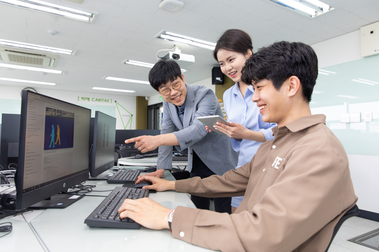 가천대 소프트웨어 전용 강의실에서 교수의 지도에 따라 학생들이 코딩을 하고 있다.[가천대 제공]