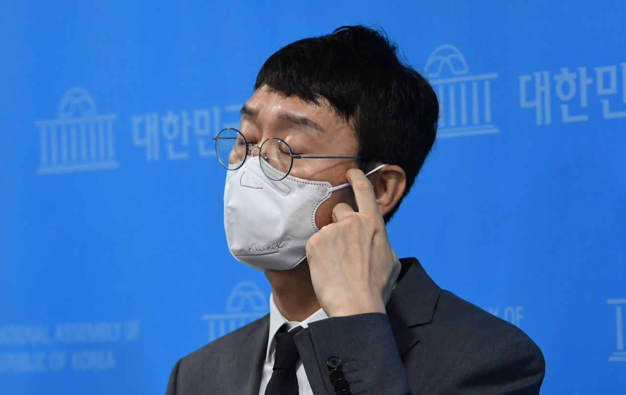 국민의힘 김웅 의원이 8일 서울 여의도 국회 소통관에서 지난해 총선 당시 윤석열 검찰총장의 측근 검사로부터 여권 인사에 대한 고발장을 넘겨받았다는 이른바 '고발 사주' 의혹과 관련한 기자회견에서 취재진의 질문을 듣고 있다. 김 의원은 핵심적인 의혹 사항에 대해 모르쇠로 일관, 오히려 의혹만 더 키웠다는 비난을 받고 있다. [연합]