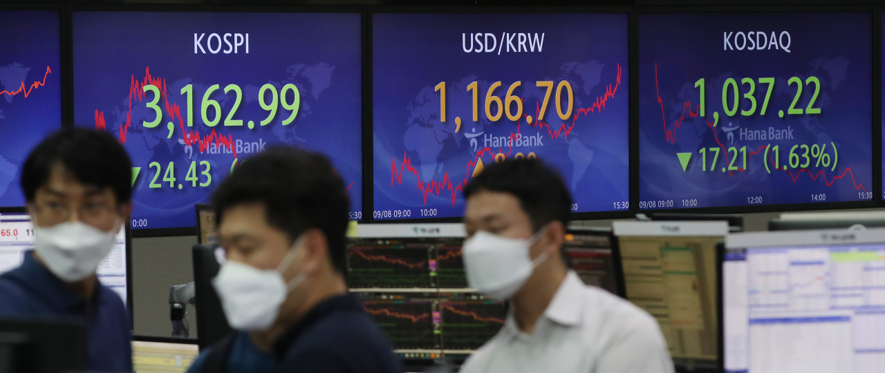 코스피가 0.77% 하락 마감한 8일 오후 서울 중구 하나은행 딜링룸에서 직원들이 업무를 보고 있다. 이날 코스피는 전날보다 24.43포인트(0.77%) 내린 3162.99에 장을 마쳤다. [연합]