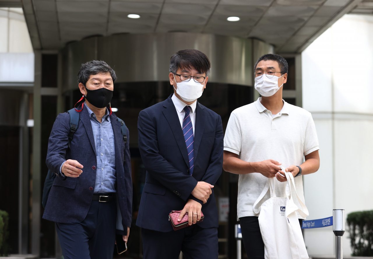 일제 강제노역 피해자 유족들이 가해 기업을 상대로 소송을 냈으나 또 다시 패소했다. 8일 오전 서울 서초구 서울중앙지법에서 열린 강제노역 피해자 정모씨의 자녀들이 일본제철(옛 신일본제철)을 상대로 낸 손해배상 청구 소송을 마친 뒤 김영환 민족문제연구소 대외협력실장(왼쪽)과 전범진 변호사(가운데)가 법원을 나오고 있다.[연합]