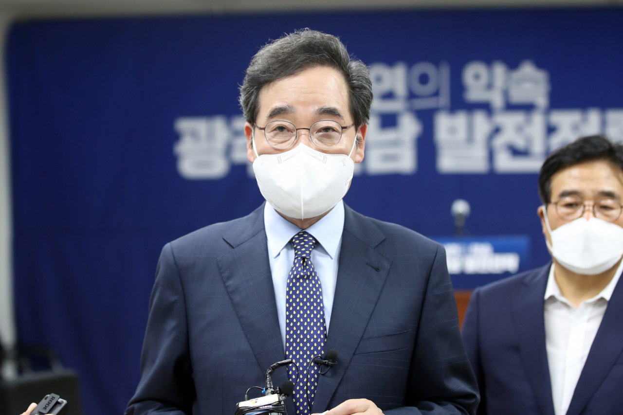 더불어민주당 대권주자인 이낙연 전 대표가 지난 8일 광주시의회 시민소통실에서 취재진의 질문에 답하고 있다. 이 전 대표는 이날 광주·전남 발전전략을 발표하는 자리에서 의원직 사퇴를 선언했다. [연합]