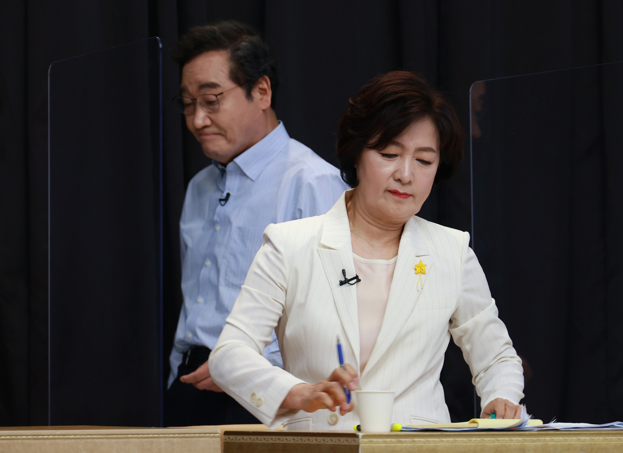 지난 1일 서울 금천구 가산디지털단지 내 스튜디오에서 열린 오마이뉴스 주관 더불어민주당 대통령선거 후보자 1대1 토론에서 이낙연 경선 후보가 추미애 후보 옆을 지나고 있다. [연합]