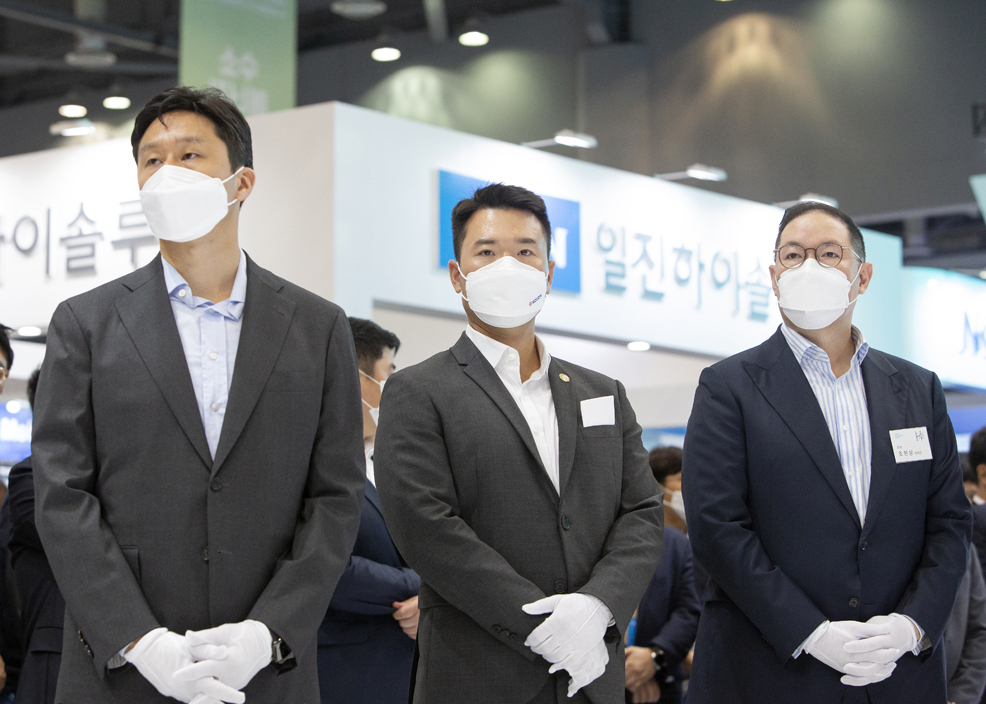 정기선 현대중공업그룹 부사장과 이규호 코오롱 부사장, 조현준 효성 부회장(왼쪽부터)이 8일 경기도 고양시 킨텍스에서 열린 '2021 수소모빌리티+쇼'에서 전시부스를 관람하고 있다. [코오롱 제공]