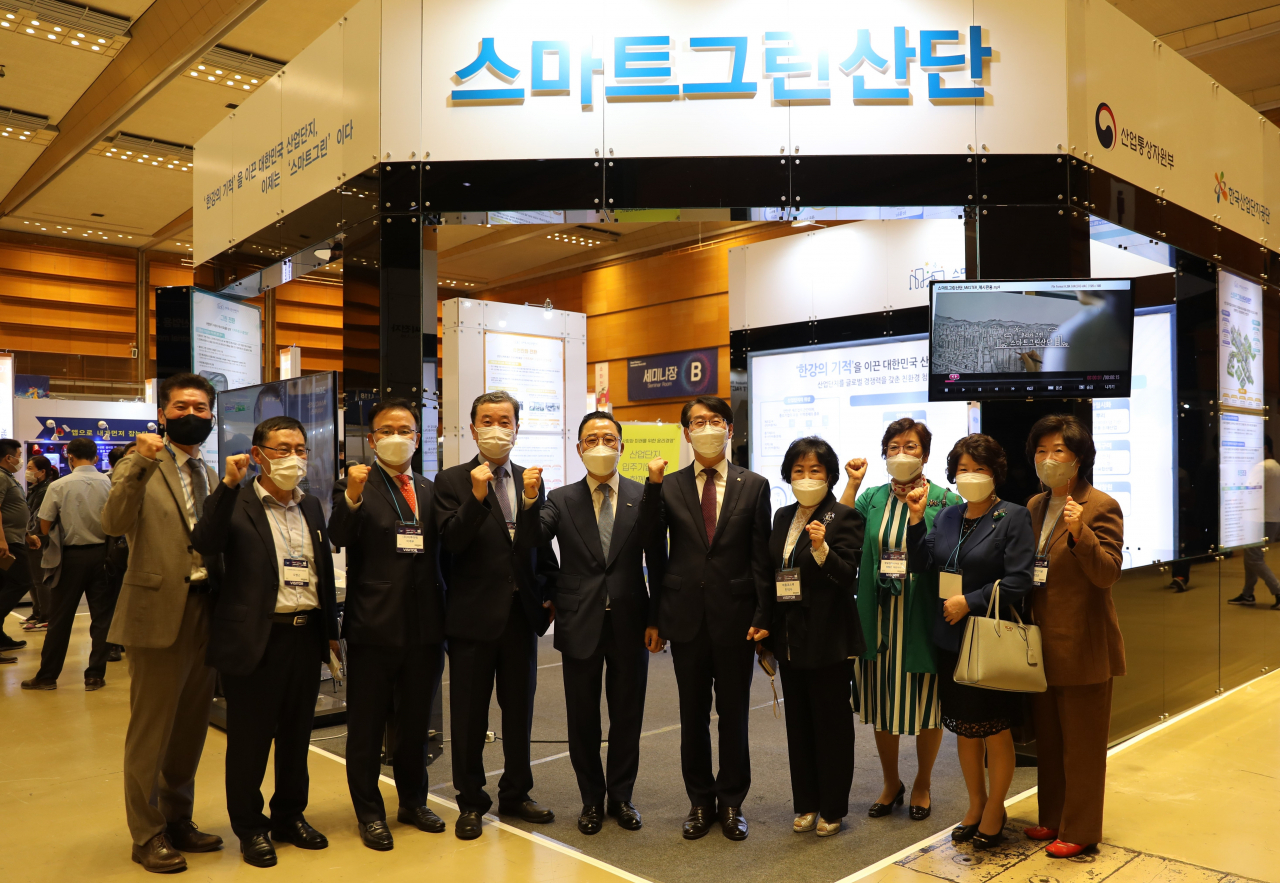 한국산업단지공단과 (사)한국산업단지경영자연합회는 8일 서울 코엑스에서 열린 ‘2021 스마트공장·자동화산업전’에 참가, 입주기업 71개사와 스마트그린산단 사업의 추진현황과 성과를 알렸다. 김정환 한국산업단지공단 이사장(왼쪽부터 여섯번째)과 김기원 (사)한국산업단지경영자연합회 회장(왼쪽부터 다섯번째) 등 참석자들이 산업단지 특별관에서 기념촬영을 하고 있다.[한국산업단지공단 제공]