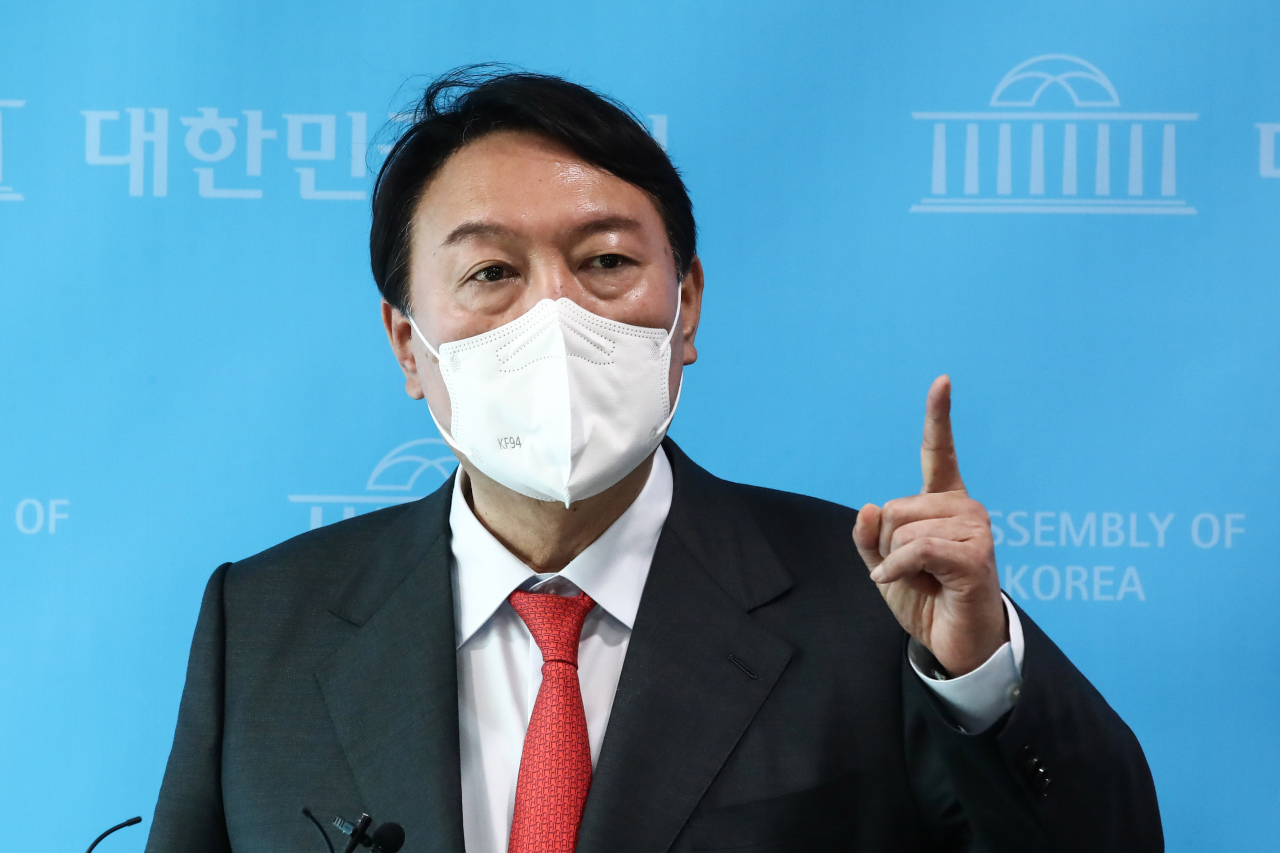 국민의힘 대권주자인 윤석열 전 검찰총장이 8일 서울 여의도 국회 소통관에서 ‘고발사주’ 의혹과 관련해 입장을 밝히고 있다. [연합]