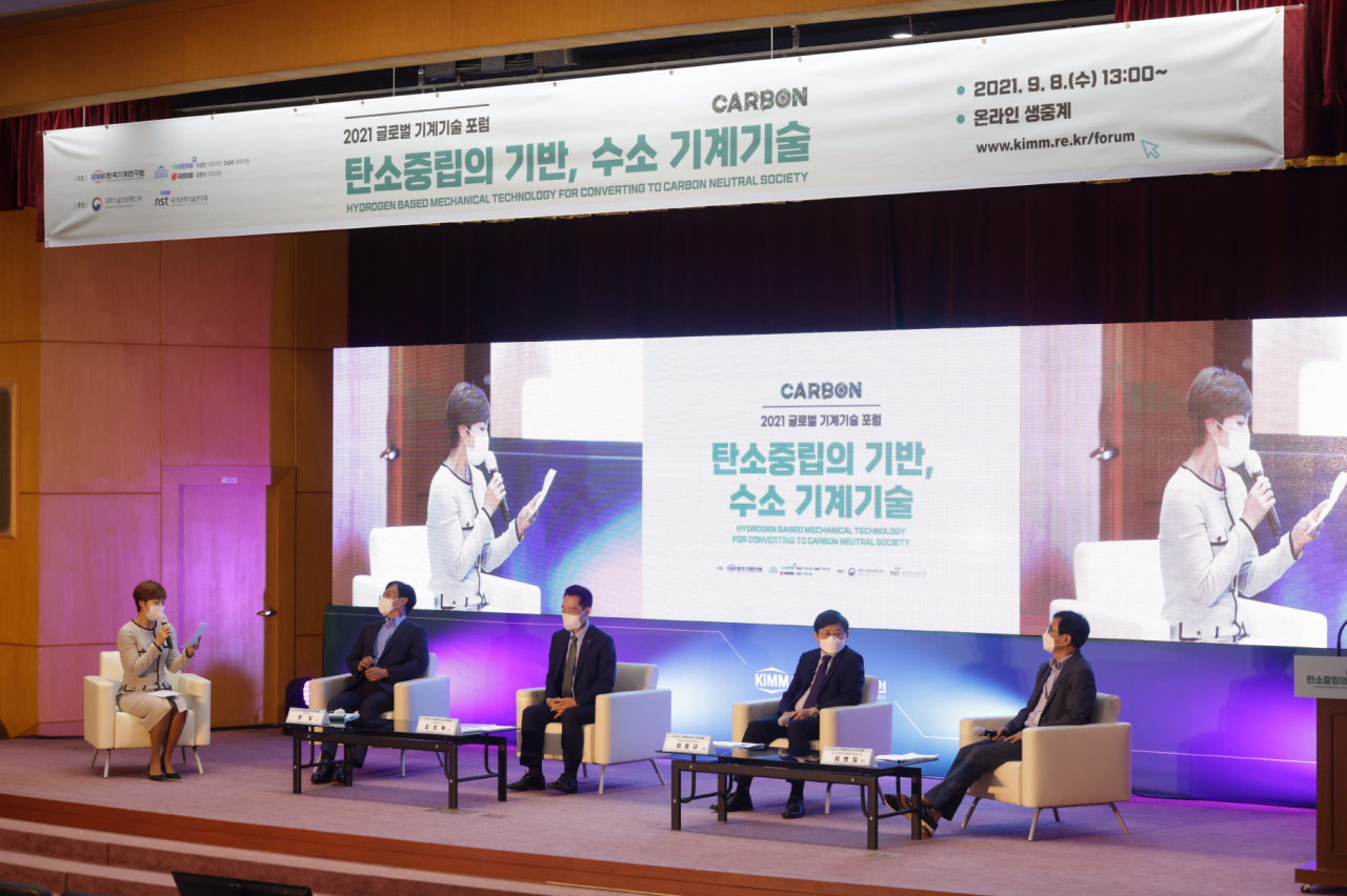 ‘2021 글로벌 기계기술 포럼’에서 왼쪽부터 문일 연세대학교 교수와 김성복 수소융합얼라이언스 단장, 최동규 대우조선해양 중앙연구원장, 기계연 최병일 플랜트융합연구실장이 패널토론을 진행하고 있다.[한국기계연구원 제공]