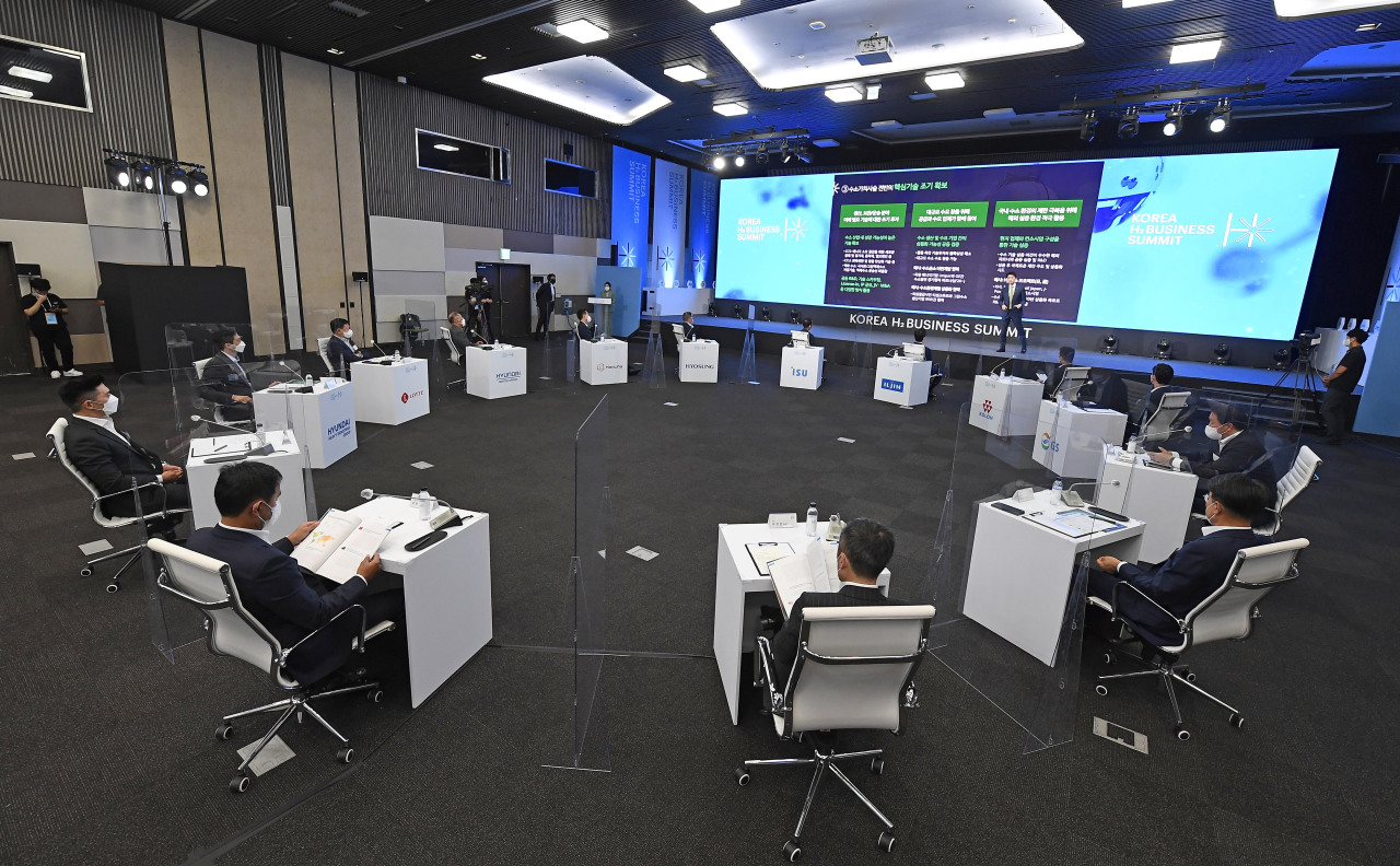 Leaders of major South Korean conglomerates launch the Korea H2 Business Summit at Kintex in Goyang, Gyeonggi Province, on Wednesday. (Korea H2 Business Summit)