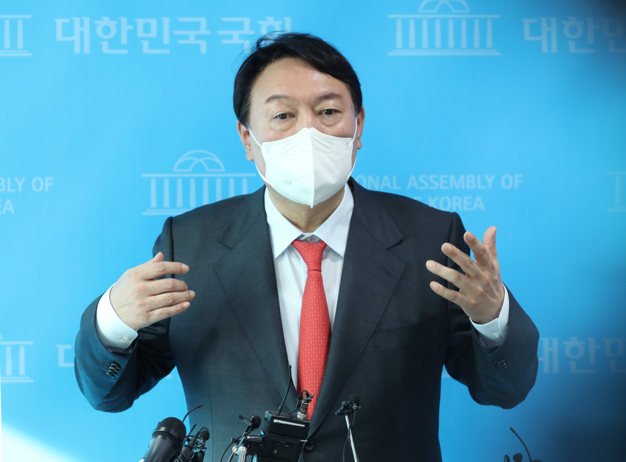 국민의힘 대권주자인 윤석열 전 검찰총장이 8일 서울 여의도 국회 소통관에서 '고발사주' 의혹과 관련해 입장을 밝히고 있다. [연합]
