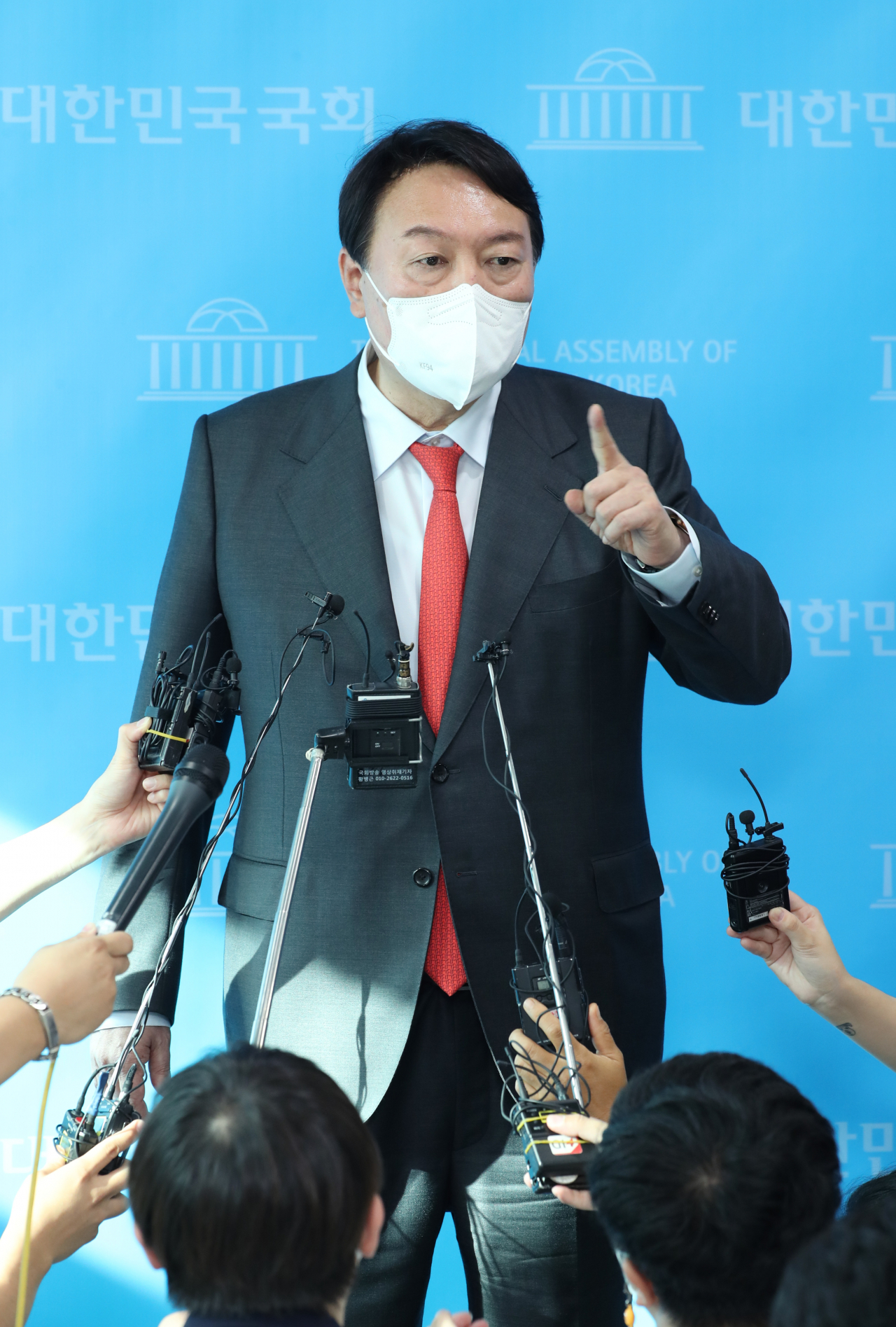 국민의힘 대권주자인 윤석열 전 검찰총장이 8일 서울 여의도 국회 소통관에서 '고발사주' 의혹과 관련해 입장을 밝히고 있다. 윤 전 총장은 "신빙성 없는 괴문서"라고 말했다. [연합]