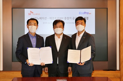 권우석(왼쪽부터) 에코프로비엠 대표, 이동채 회장, 지동섭 SK이노베이션 배터리사업 대표가 10조 1000억원 규모의 양극소재 공급 계약을 체결하고 기념촬영을 하고 있다. [에코프로비엠 제공]