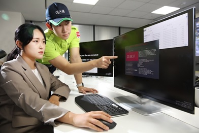 에스원이 고객사의 랜섬웨어 피해 복구 비용까지 지원하는 서비스를 선보인 가운데, 모델이 정보보안 상품 이용 방법에 대해 설명하고 있다. [에스원 제공]