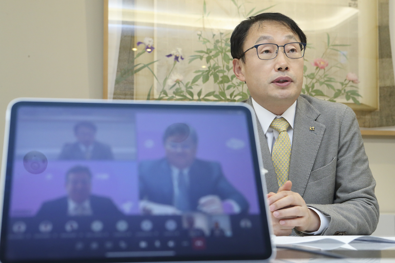 구현모 KT 대표(화면 밖 오른쪽)가 쿠옥그룹 이안 쿠옥 회장(화면 속 왼쪽 아래) 등과 주식매매계약(SPA) 체결 전 화상회의를 하고 있다. [KT 제공]