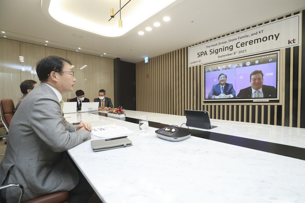 구현모 KT 대표(사진 왼쪽)와 쿠옥그룹 이안 쿠옥 회장(화면 속 왼쪽) 등이 주식매매계약(SPA) 체결 전 화상회의를 하고 있다. [KT 제공]