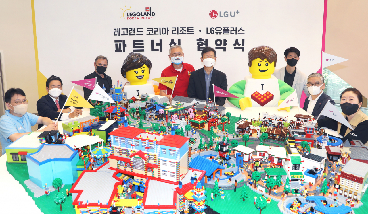 LG유플러스는 글로벌 테마파크 레코랜드 코리아와 독점 제휴를 체결했다고 9일 밝혔다. 사진은 레고 브릭으로 만든 레고랜드 조감도 모형을 보며 기념 촬영하는 모습. [LG유플러스 제공]