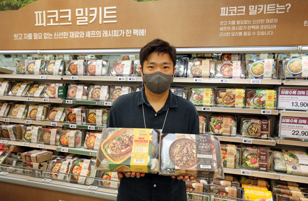 김범환 이마트 밀키트 바이어가 자신이 만든 제품을 들고 있다 [이마트 제공]