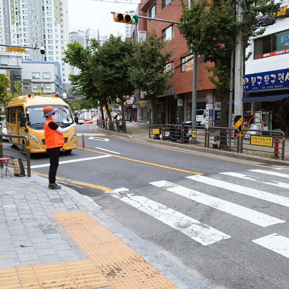 강동구 묘곡초등학교 앞. [강동구 제공]