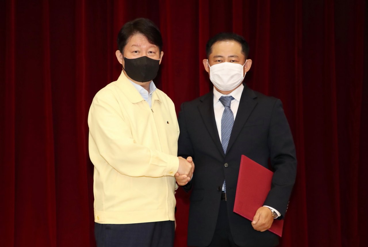 정해용 신임 대구시 경제부시장(오른쪽)이 권영진 대구시장으로부터 임명장을 받은 뒤 기념촬영을 하고 있다.[대구시 제공]