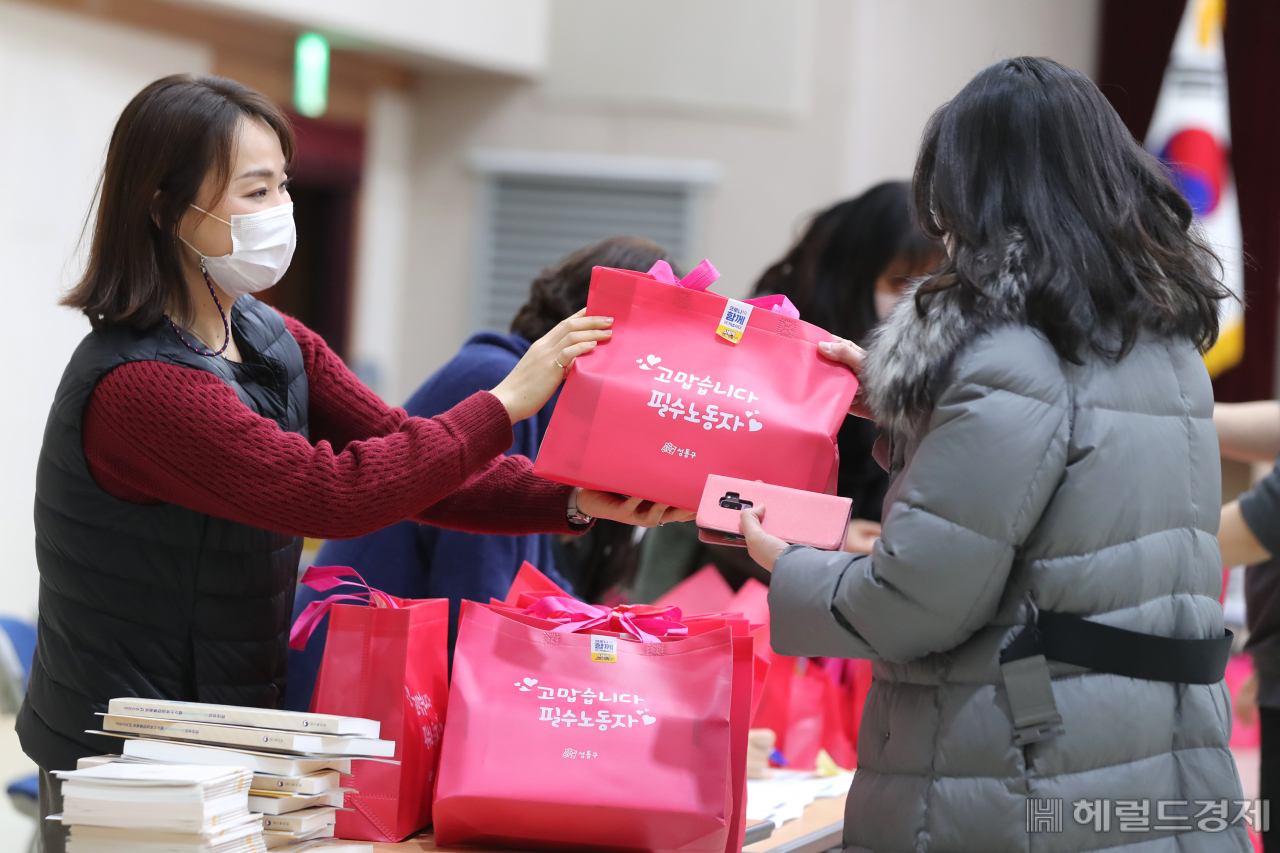 성동구청 직원들이 필수노동자에게 마스크 등 안전물품 꾸러미를 나눠주고 있다. [성동구 제공]