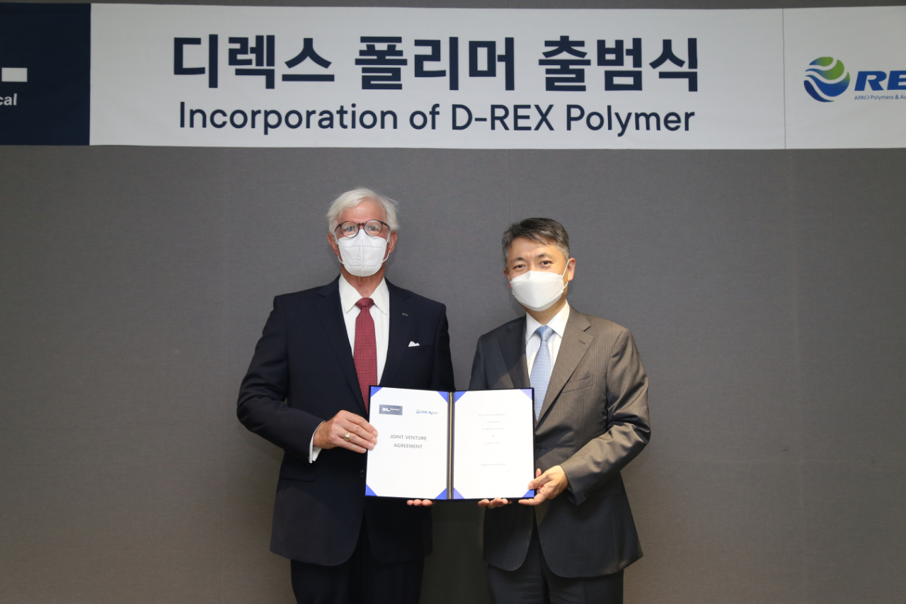 김상우 DL케미칼 대표(오른쪽)와 닉 파울러 렉스택 사장이 9일 서울 종로 DL케미칼 본사에서 합작법인 출범식을 가졌다.
